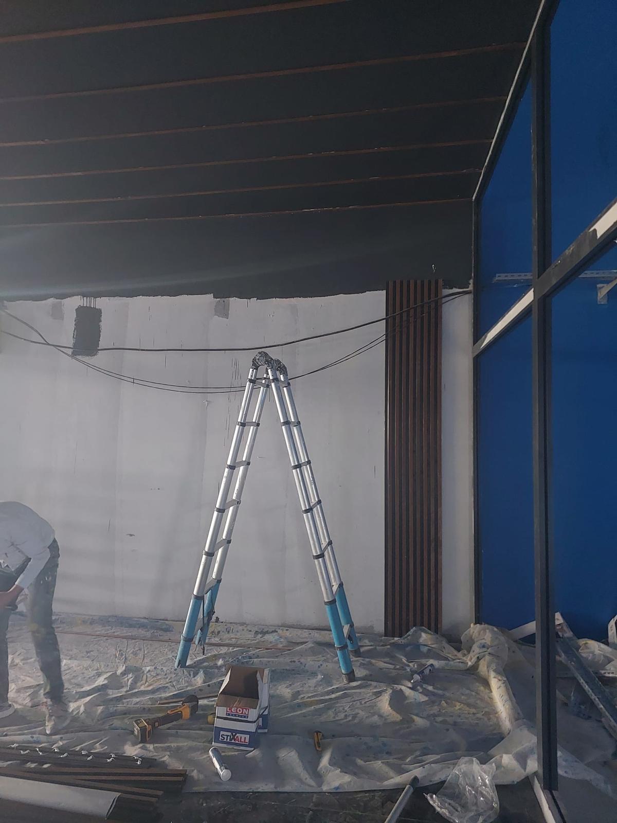 İç mekan dekorasyon — ahşap panel ve sıva tavan